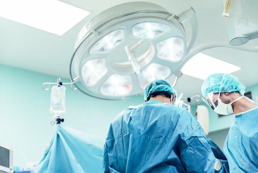 Ortopediske kirurger under operasjon